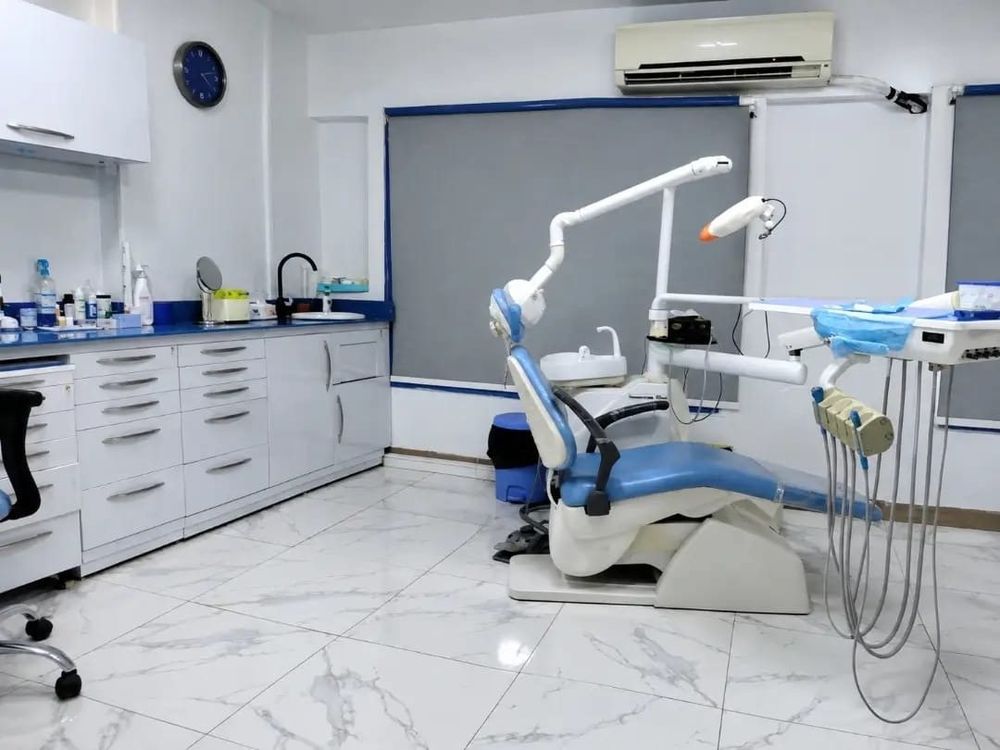 غرفة الكشف في عيادة د. محمد معبد، نظيفة ومجهزة
